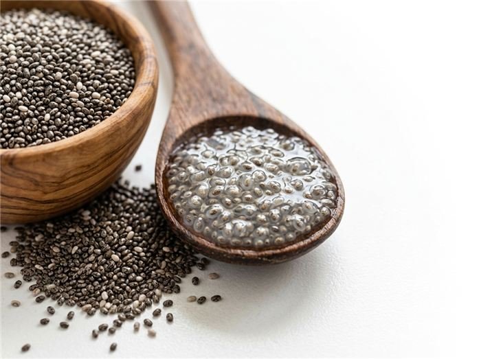 Gel de sementes de chia numa colher a mostrar a fibra que expande no Hinuki